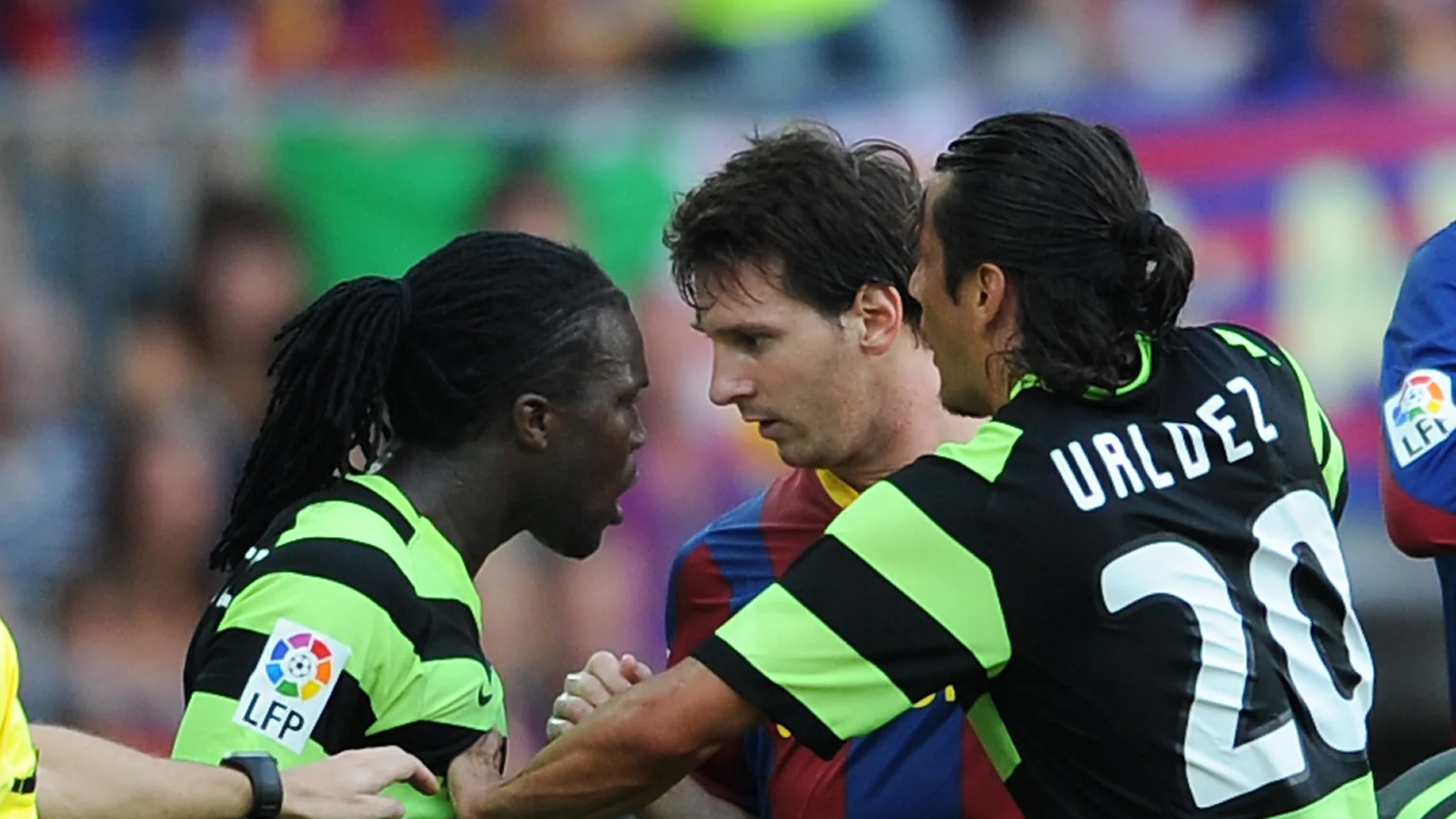 Drenthe y Messi, cabeza contra cabeza en 2010 Drenthe y Messi, cabeza contra cabeza en 2010