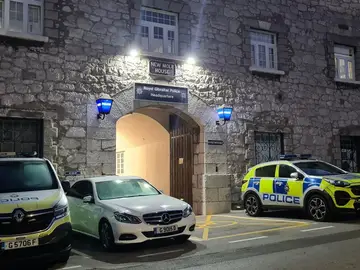 Detenido en esta comisaría por quedar atrapado en la valla de Gibraltar al intentar regresar a España tras perder su DNI en el Peñón Detenido en esta comisaría por quedar atrapado en la valla de Gibraltar al intentar regresar a España tras perder su DNI en el Peñón