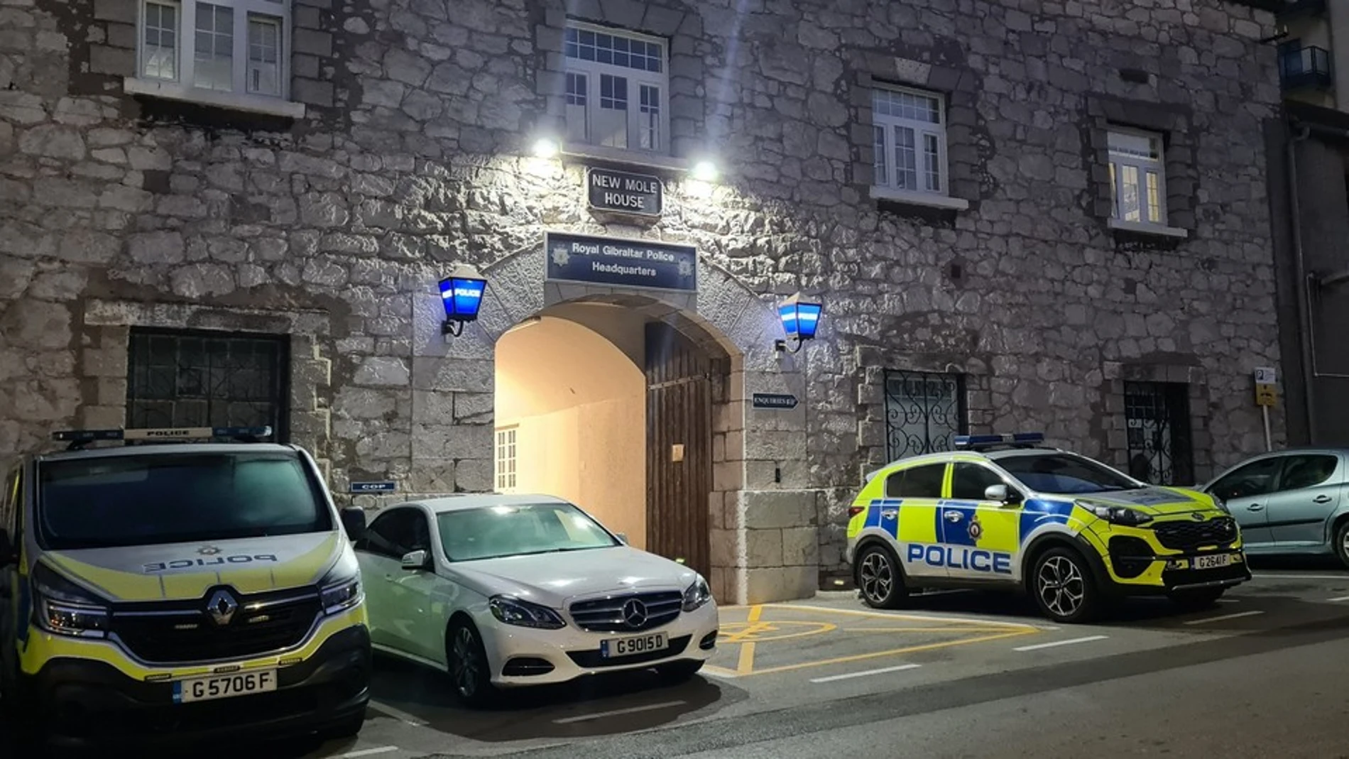 Detenido en esta comisaría por quedar atrapado en la valla de Gibraltar al intentar regresar a España tras perder su DNI en el Peñón Detenido en esta comisaría por quedar atrapado en la valla de Gibraltar al intentar regresar a España tras perder su DNI en el Peñón