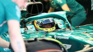 Fernando Alonso a bordo del AMR25 en Bar&eacute;in