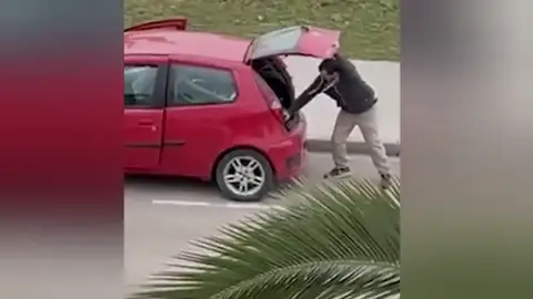 Pillados in fraganti por un vecino mientras robaban bicicletas Pillados in fraganti por un vecino mientras robaban bicicletas