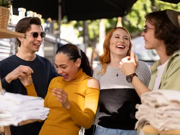 Personas socializando Personas socializando