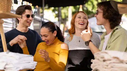 Personas socializando Personas socializando