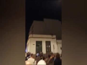 Cacerolada y protestas de los vecinos de un barrio de Tenerife en contra de los okupas que se han instalado en el barrio