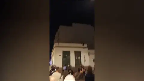 Cacerolada y protestas de los vecinos de un barrio de Tenerife en contra de los okupas que se han instalado en el barrio Cacerolada y protestas de los vecinos de un barrio de Tenerife en contra de los okupas que se han instalado en el barrio