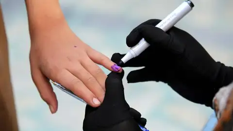 Un niño vacunándose del sarampión Un niño vacunándose del sarampión