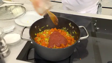 Incorpora el estragón, la salsa de tomate y la pulpa de los pimientos choriceros Incorpora el estragón, la salsa de tomate y la pulpa de los pimientos choriceros