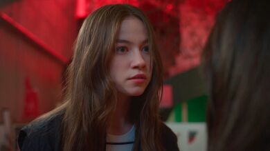 Umay le da una paliza a Parla tras descubrir que es su hermana: 