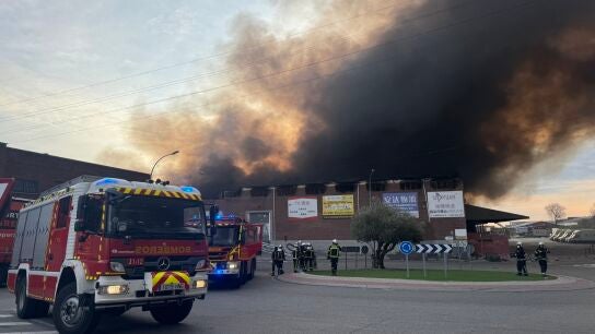 Arde una nave industrial en Fuenlabrada provocando una gran columna de humo.