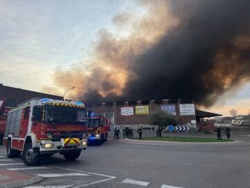 Arde una nave industrial en Fuenlabrada provocando una gran columna de humo.