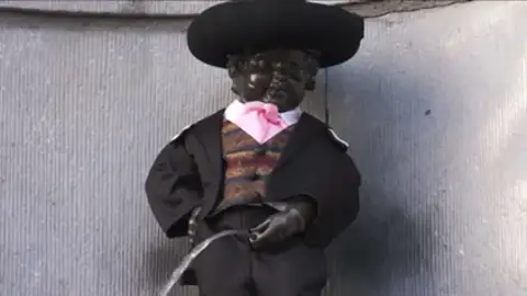 El Manneken Pis se viste de jinete andaluz El famoso Manneken Pis de Bruselas se viste de jinete andaluz