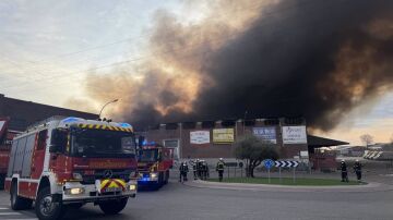 Arde una nave industrial en Fuenlabrada provocando una gran columna de humo