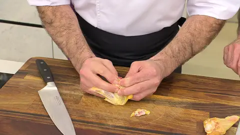 Retira la carne de los muslitos Retira la carne de los muslitos