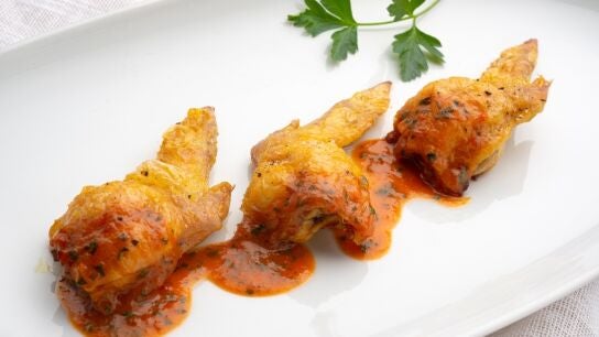 Alitas de pollo rellenas de salsa picante, de Joseba Argui&ntilde;ano