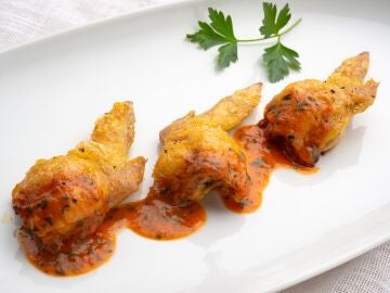 Alitas de pollo rellenas de salsa picante, de Joseba Argui&ntilde;ano