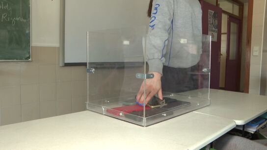 Alumnos dejan en m&oacute;vil en la urna