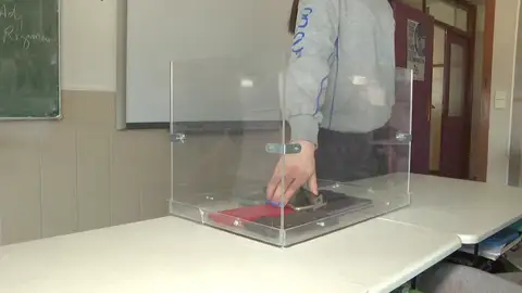 Alumnos dejan en móvil en la urna Alumnos dejan en móvil en la urna