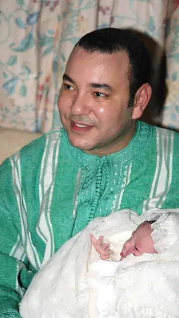 Rey Mohamed VI de Marruecos con su hija en brazos Rey Mohamed VI de Marruecos con su hija en brazos