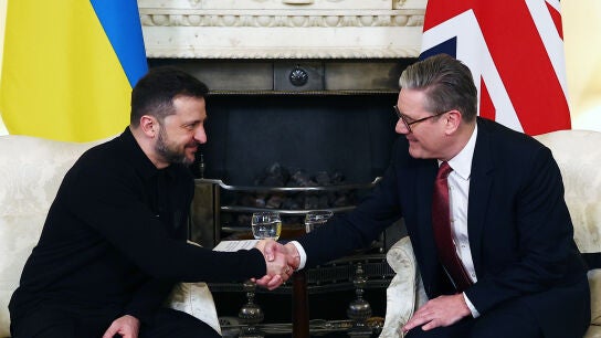 El primer ministro brit&aacute;nico, Sir Keir Starmer y el presidente ucraniano, Volodymyr Zelensky, se dan la mano durante una reuni&oacute;n bilateral en el n&uacute;mero 10 de Downing Street el 1 de marzo de 2025 en Londres, Inglaterra.