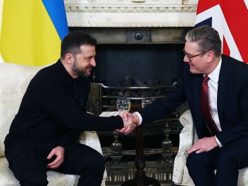 El primer ministro británico, Sir Keir Starmer y el presidente ucraniano, Volodymyr Zelensky, se dan la mano durante una reunión bilateral en el número 10 de Downing Street el 1 de marzo de 2025 en Londres, Inglaterra.