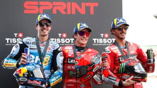 Los hermanos M&aacute;rquez y Pecco Bagnaia en el podio de la sprint en Tailandia