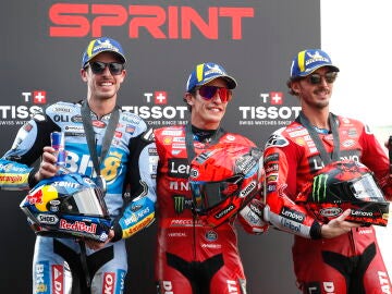 Los hermanos Márquez y Pecco Bagnaia en el podio de la sprint en Tailandia