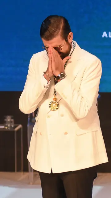 Manu Sánchez no puede contener las lágrimas tras entregarle la Medalla de Andalucía Manu Sánchez no puede contener las lágrimas tras entregarle la Medalla de Andalucía