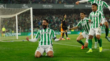 Isco celebra el gol de penalti ante el Real Madrid (2-1)