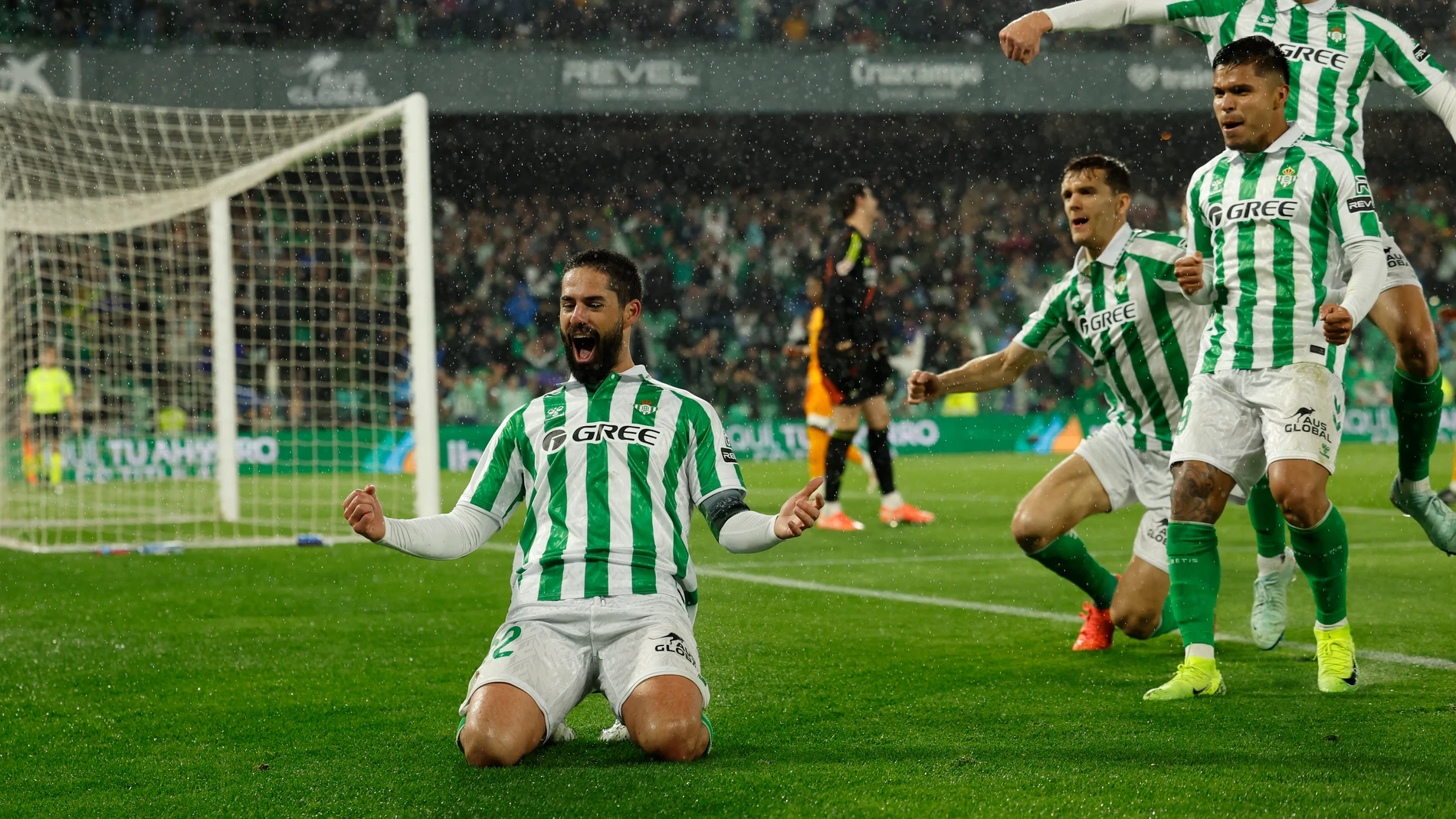 Isco celebra el gol de penalti ante el Real Madrid (2-1) Isco celebra el gol de penalti ante el Real Madrid (2-1)