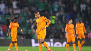 Los jugadores del Madrid tras el gol de Isco en el Betis-Real Madrid