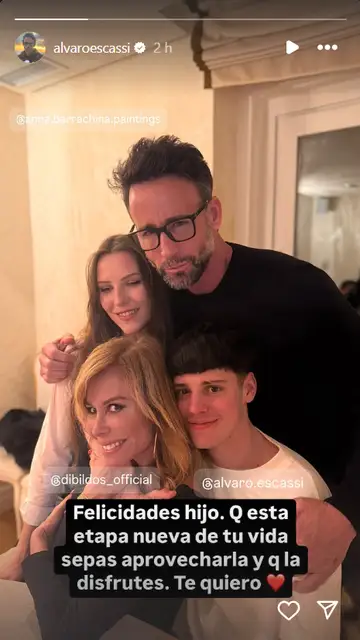 Álvaro Muñoz Escassi y Lara Dibildos junto a su hijo Álvaro y Anna Barrachina Álvaro Muñoz Escassi y Lara Dibildos junto a su hijo Álvaro y Anna Barrachina