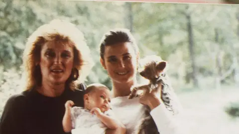Demi Moore, su madre Virginia y su hija Rumer Willis de bebé Demi Moore, su madre Virginia y su hija Rumer Willis de bebé