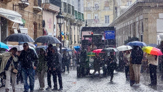 Asistentes al público e integrantes de las agrupaciones se resguardan de la lluvia este domingo en Cádiz Asistentes al público e integrantes de las agrupaciones se resguardan de la lluvia este domingo en Cádiz