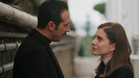 Suna le jura amor a Abidin antes de la cena con el hombre elegido para ella: “Mi mano solo te pertenece a ti”