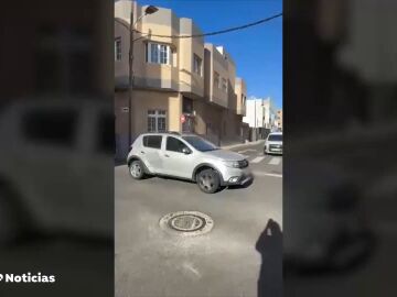 Así intenta atropellar un conductor a dos personas en Vecindario, Las Palmas