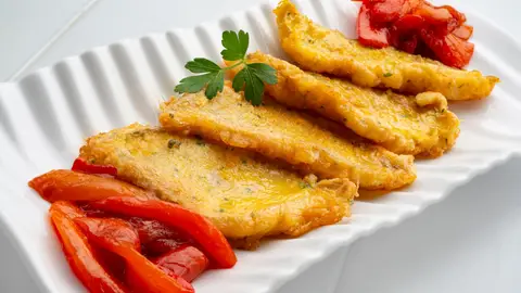 Faneca rebozada con pimientos, de Arguiñano: "Fíjate qué pedazo de receta se puede hacer con un simple pescado" Faneca rebozada con pimientos, de Arguiñano: "Fíjate qué pedazo de receta se puede hacer con un simple pescado"