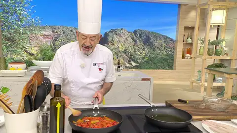 Sazona y rehógalos a fuego suave Sazona y rehógalos a fuego suave