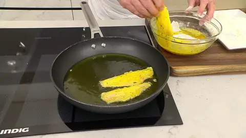 Sazona los lomos de pescado, rebózalos con harina y huevo, mételos en la sartén Sazona los lomos de pescado, rebózalos con harina y huevo, mételos en la sartén