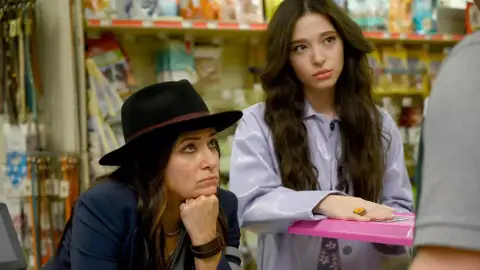 Pamela Adlon y Mikey Madison en Better Things Pamela Adlon y Mikey Madison en Better Things