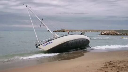 Preocupaci&oacute;n en Fuengirola: un velero lleva m&aacute;s de tres meses encallado en la playa