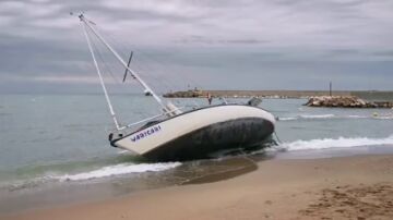 Preocupación en Fuengirola: un velero lleva más de tres meses encallado en la playa