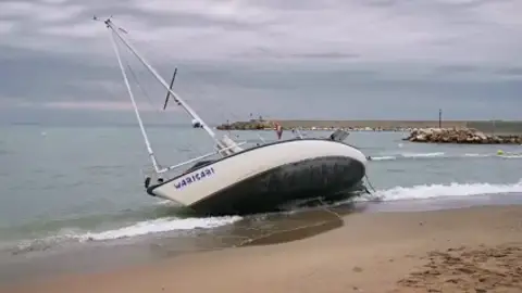 Preocupación en Fuengirola: un velero lleva más de tres meses encallado en la playa Preocupación en Fuengirola: un velero lleva más de tres meses encallado en la playa