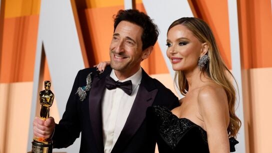 Adrien Brody y su pareja Georgina Chapman en los Oscar 2025