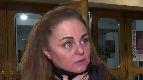 Carmen Morales atendiendo a la prensa Carmen Morales atendiendo a la prensa