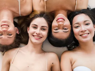 Mujeres jóvenes Mujeres jóvenes