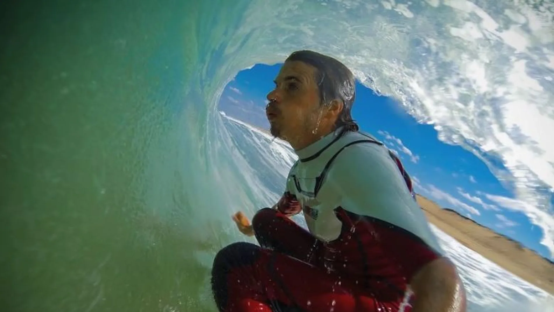 Oyarzabal en el interior de una ola Oyarzabal en el interior de una ola