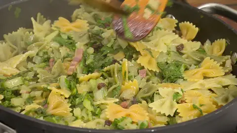 Escurre la pasta y añádela a la tartera Escurre la pasta y añádela a la tartera