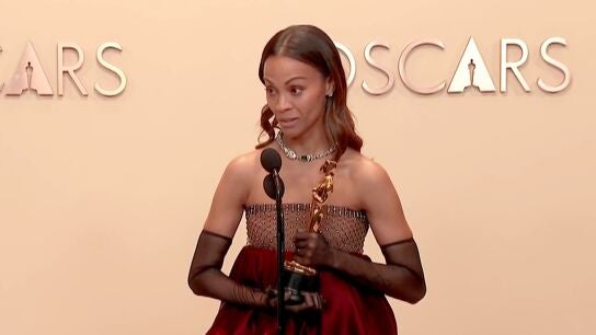 Zoe Salda&ntilde;a tras ganar el Oscar por Emilia P&eacute;rez