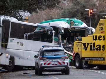 Un peatón que cruzaba la Diagonal de Barcelona pudo causar el choque de autocares, según el alcalde