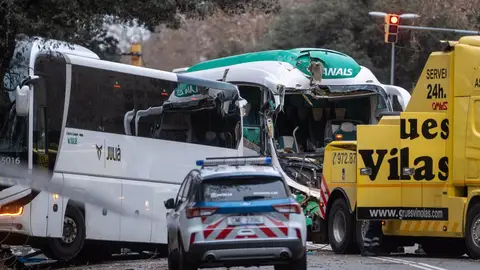 Un peatón que cruzaba la Diagonal de Barcelona pudo causar el choque de autocares, según el alcalde Un peatón que cruzaba la Diagonal de Barcelona pudo causar el choque de autocares, según el alcalde